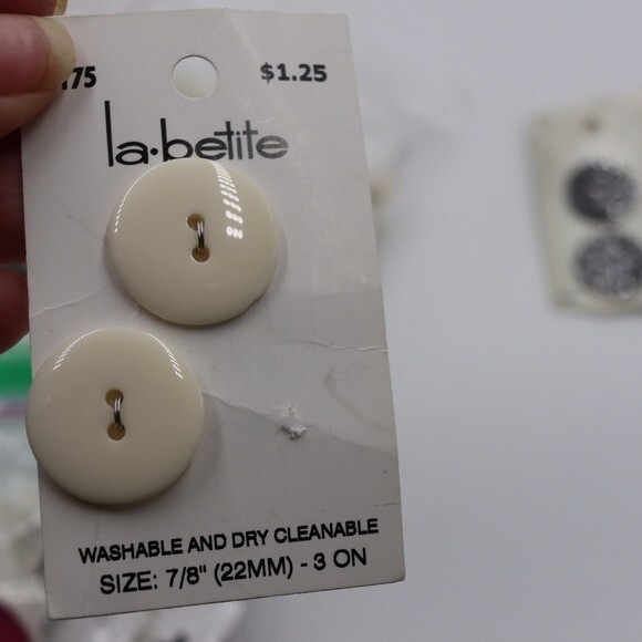 Button Lot Vintage & Modern Most on Cards Sewing Lot Craft Lot Buttons - Picture 2 of 10